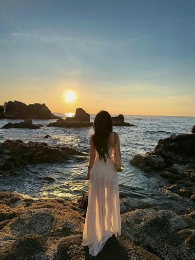 ảnh chill ở biển bình minh