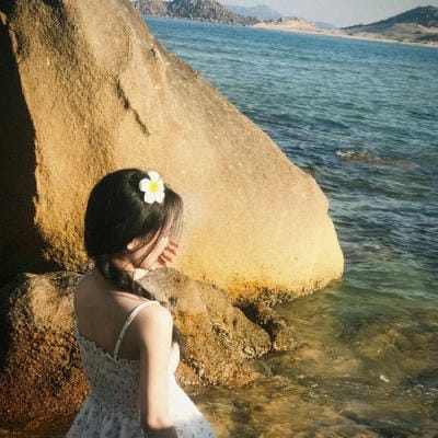 ảnh chill ở biển nhiều đá nhỏ