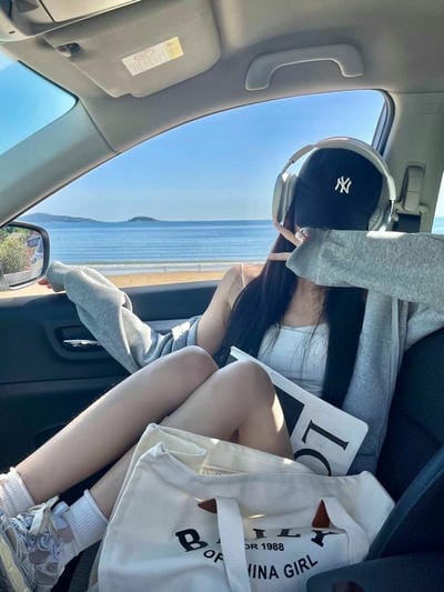 ảnh chill ở biển qua cửa kính ô tô