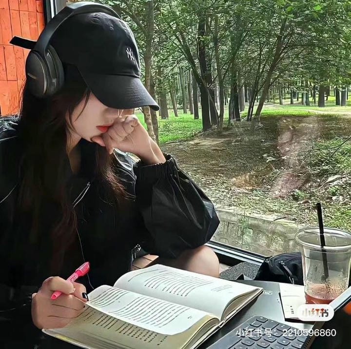 ảnh đang chăm chú học tập chill