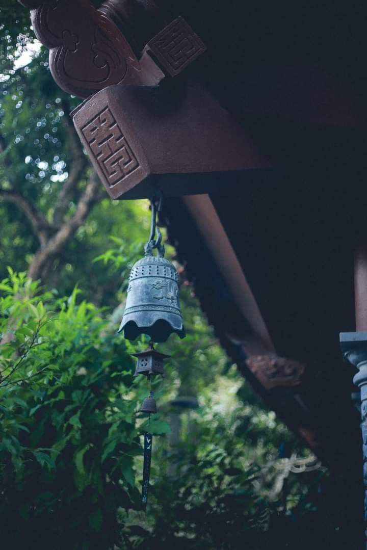 ảnh phong cảnh chill chuông gió bên hiên chùa