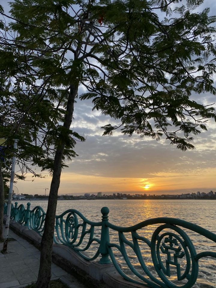 ảnh chill lofi bờ hồ