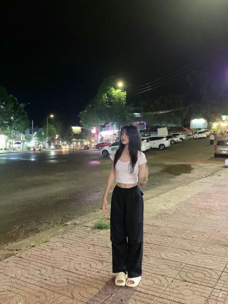 gái xinh 2k4 áo trắng bên hè phố