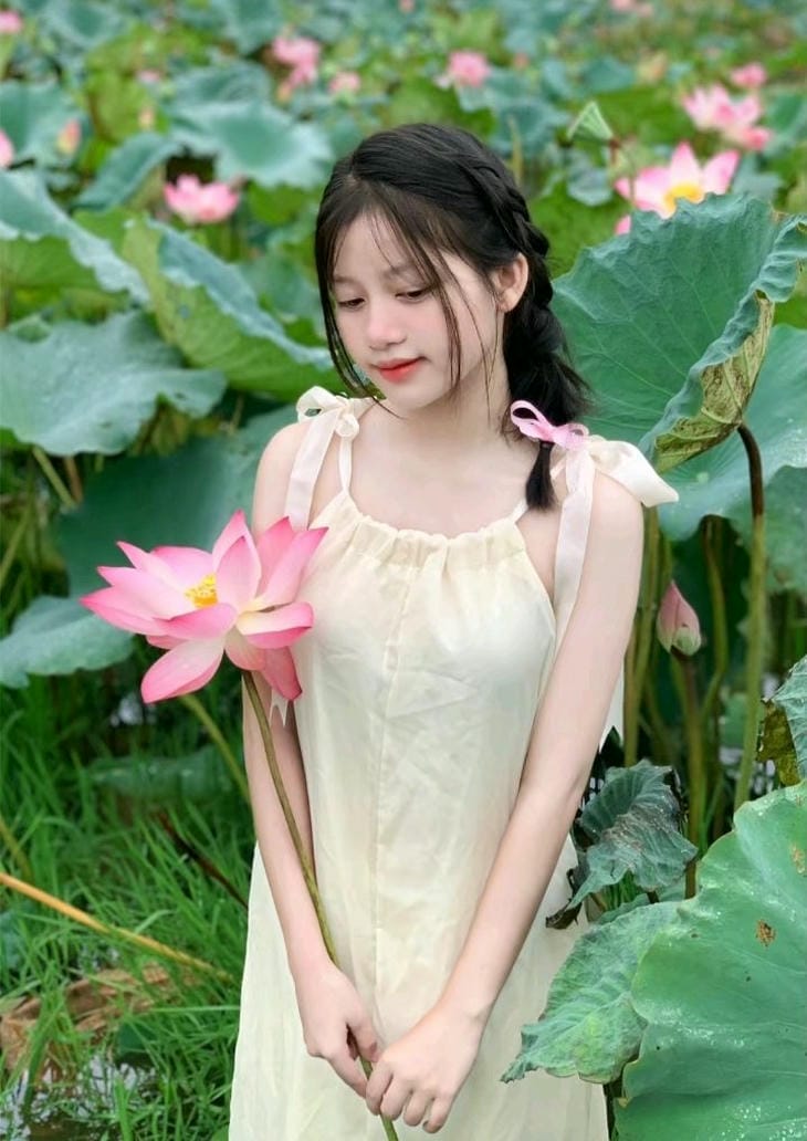 gái xinh 2k4 bên hoa sen