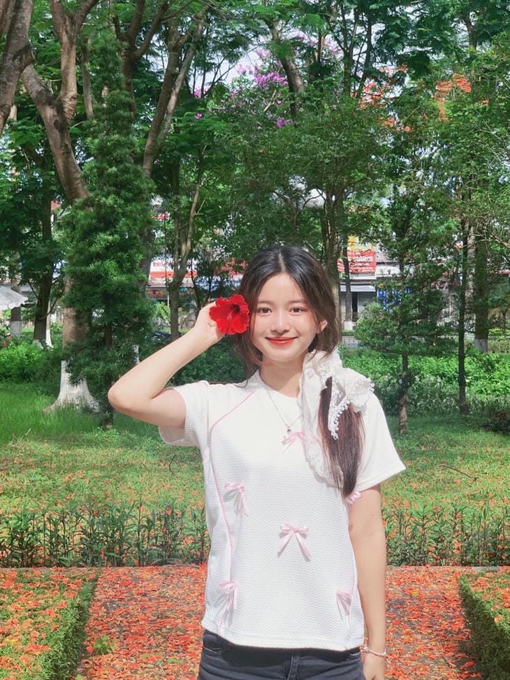gái xinh 2k4 cài hoa mái tóc