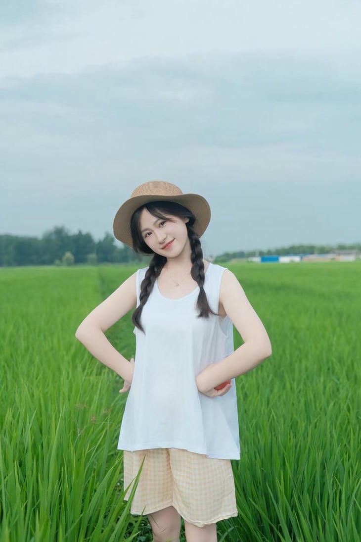 gái xinh 2k4 chụp cánh đồng lúa