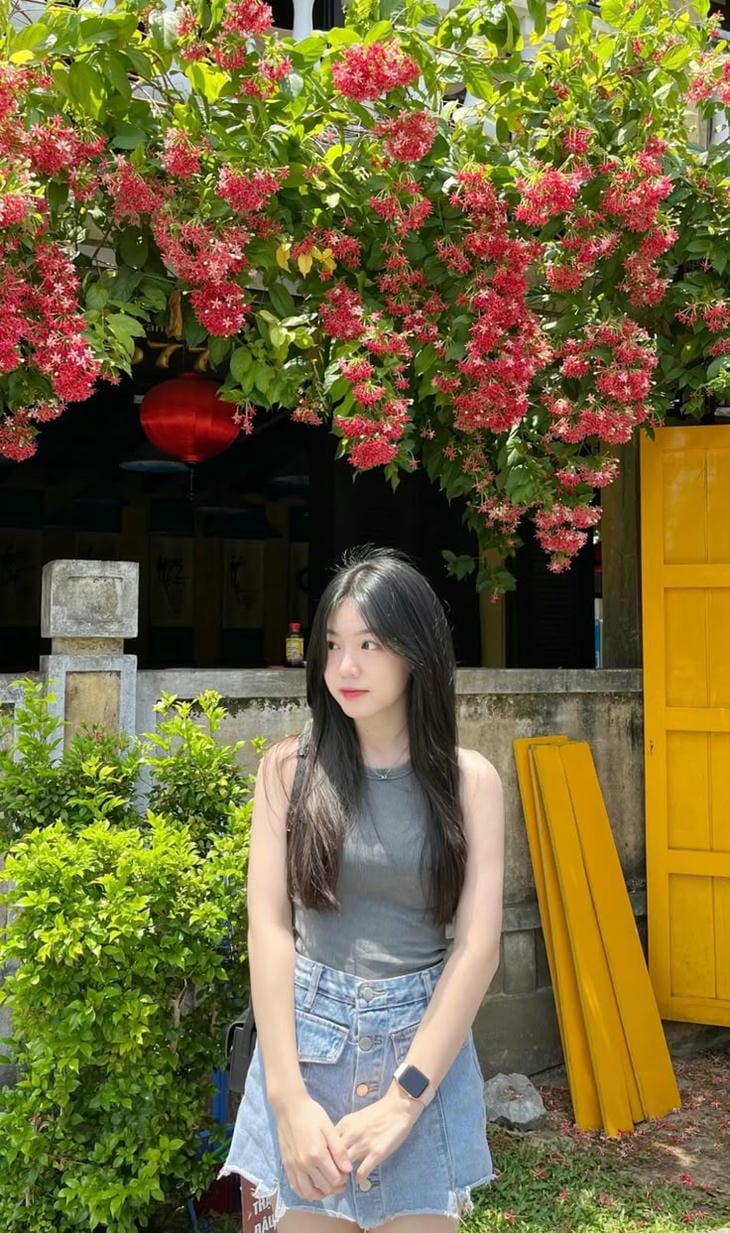 gái xinh 2k4 chụp cùng hoa