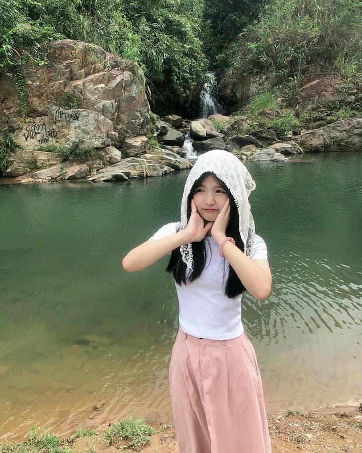 gái xinh 2k4 đi nghỉ dưỡng ở suối