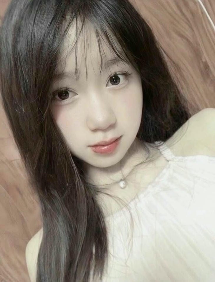 gái xinh 2k4 mắt to tròn