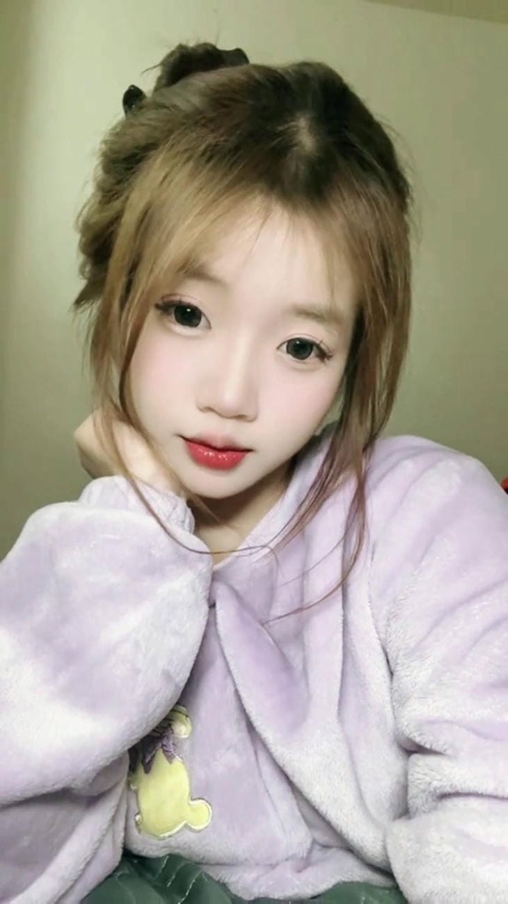 gái xinh 2k4 môi hồng