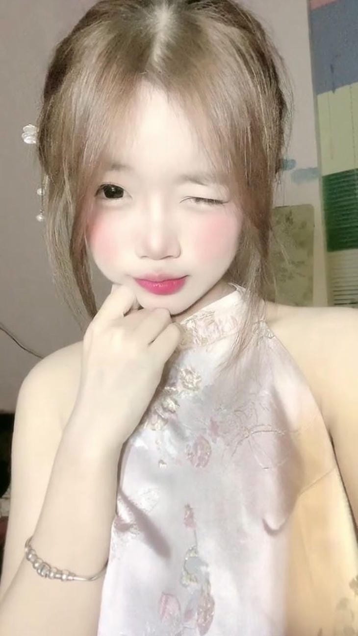 gái xinh 2k4 nháy mắt cute