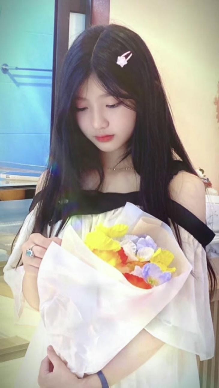gái xinh 2k4 ôm hoa siêu cute