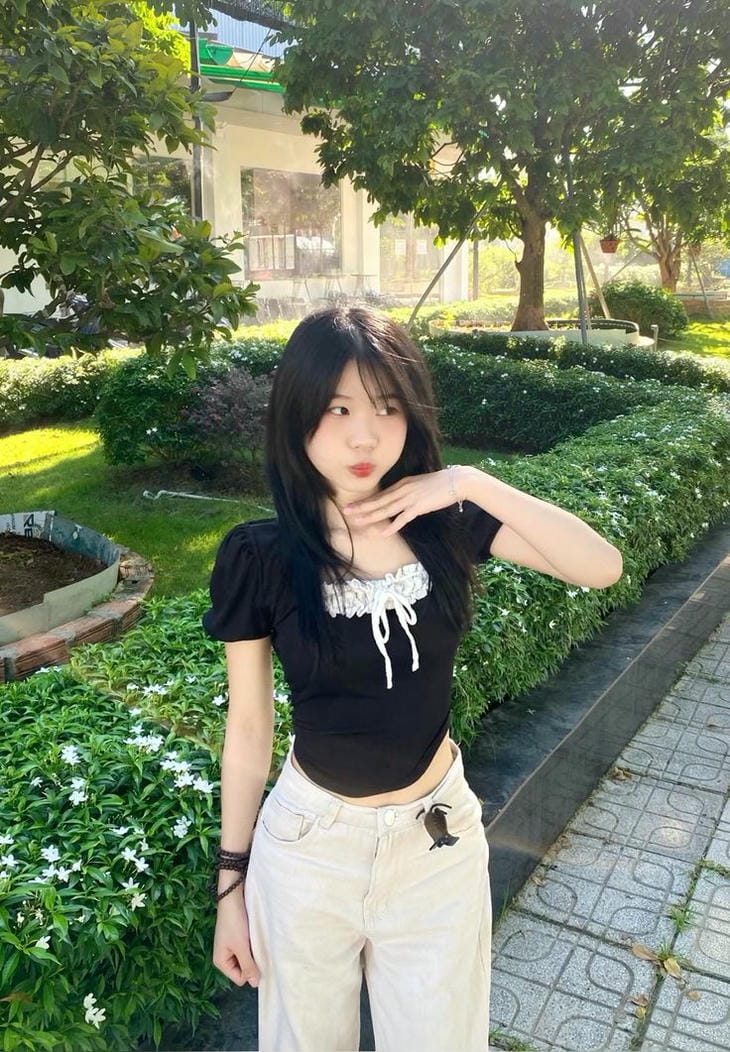 gái xinh 2k4 vòng eo thon