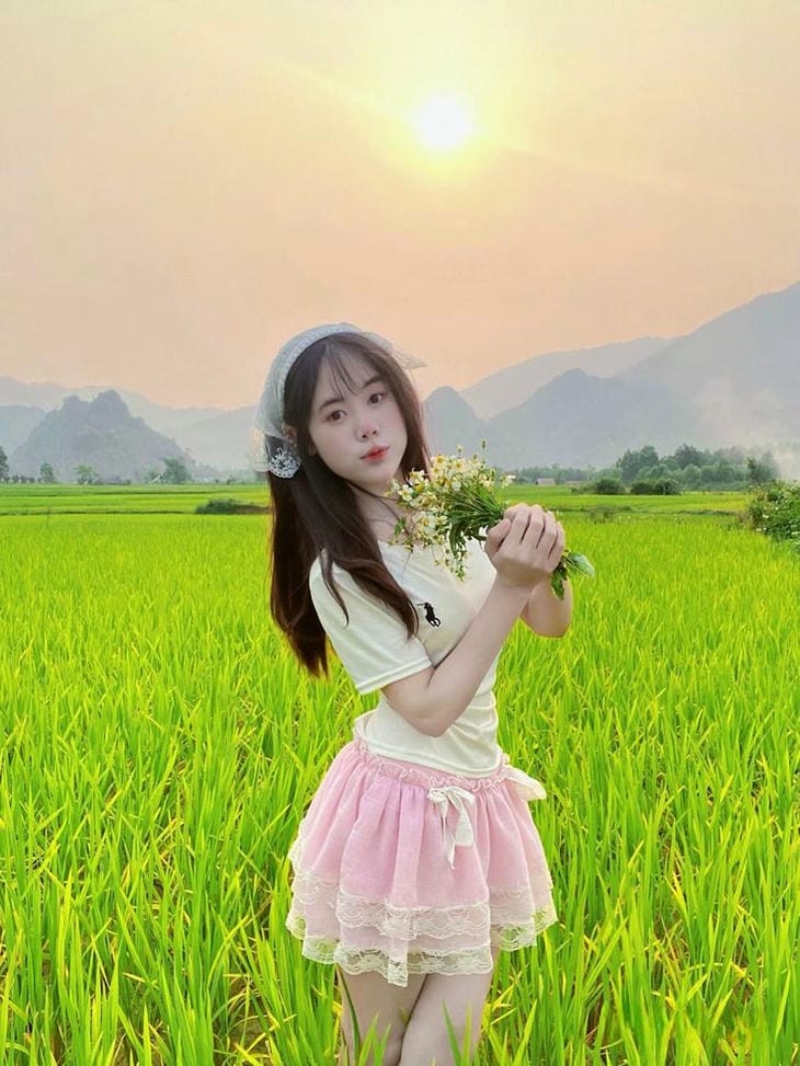 gai xinh 2k9 ben ruong lua