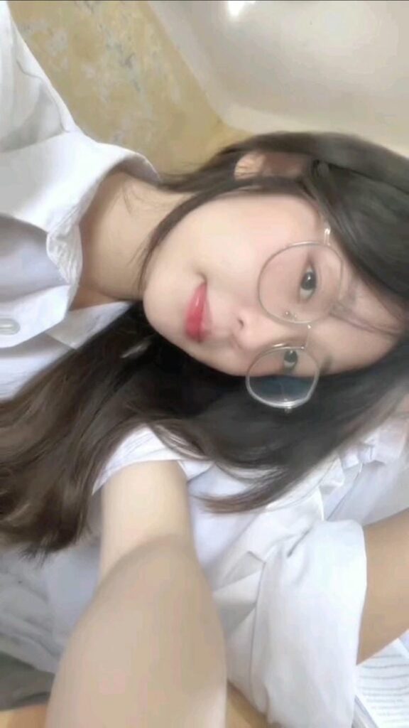 gái xinh 2k9 đi học