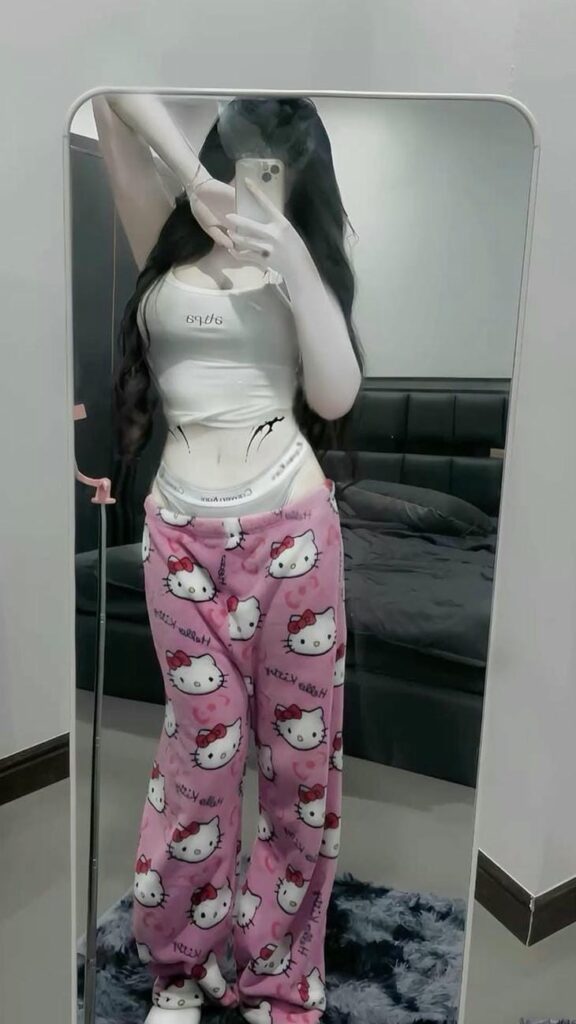 gái xinh 2k9 mặc quần hello kitty