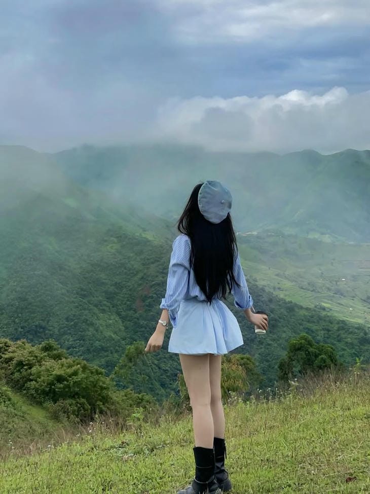 gai xinh che mat chup anh tren doi