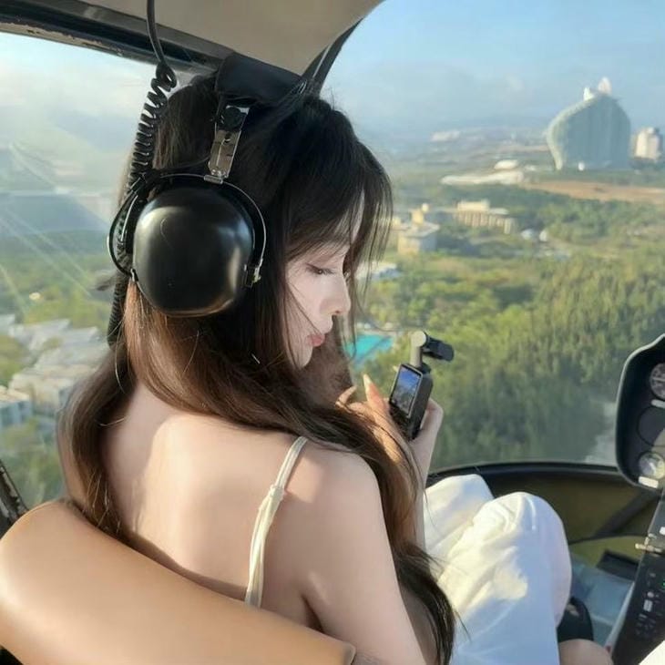 gai xinh che mat co goc nghieng qua