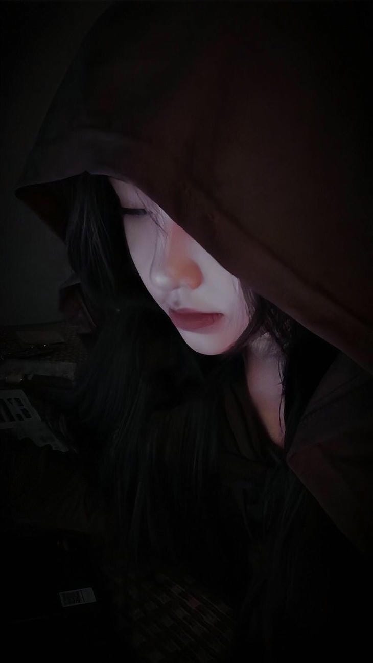 gai xinh che mat co goc nghieng sieu cute