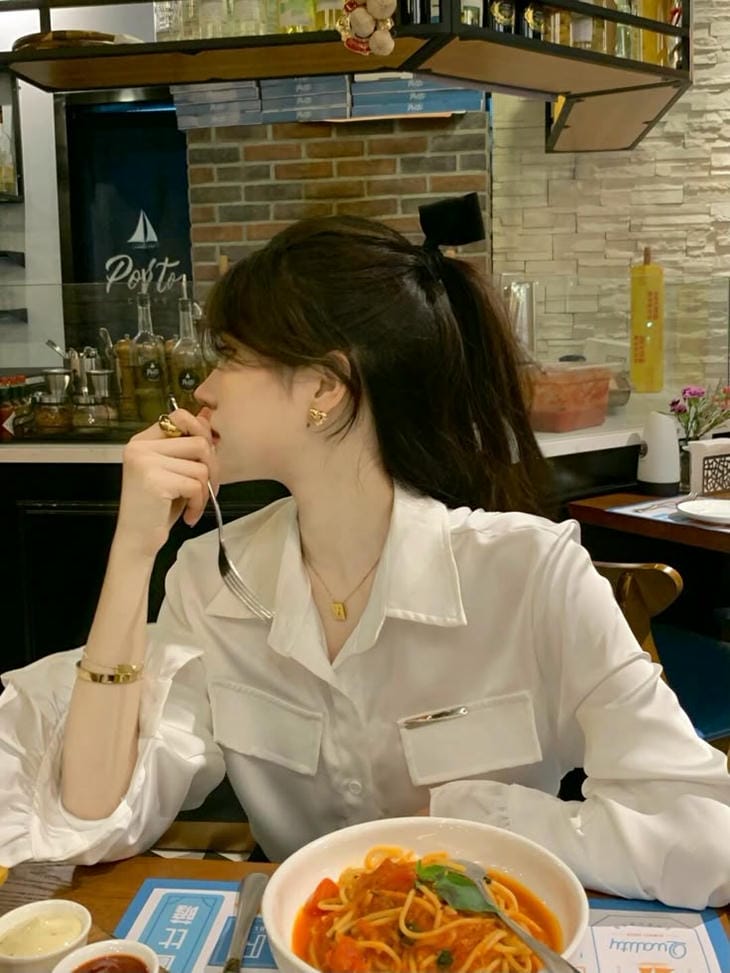 gai xinh che mat co goc nghieng than thanh