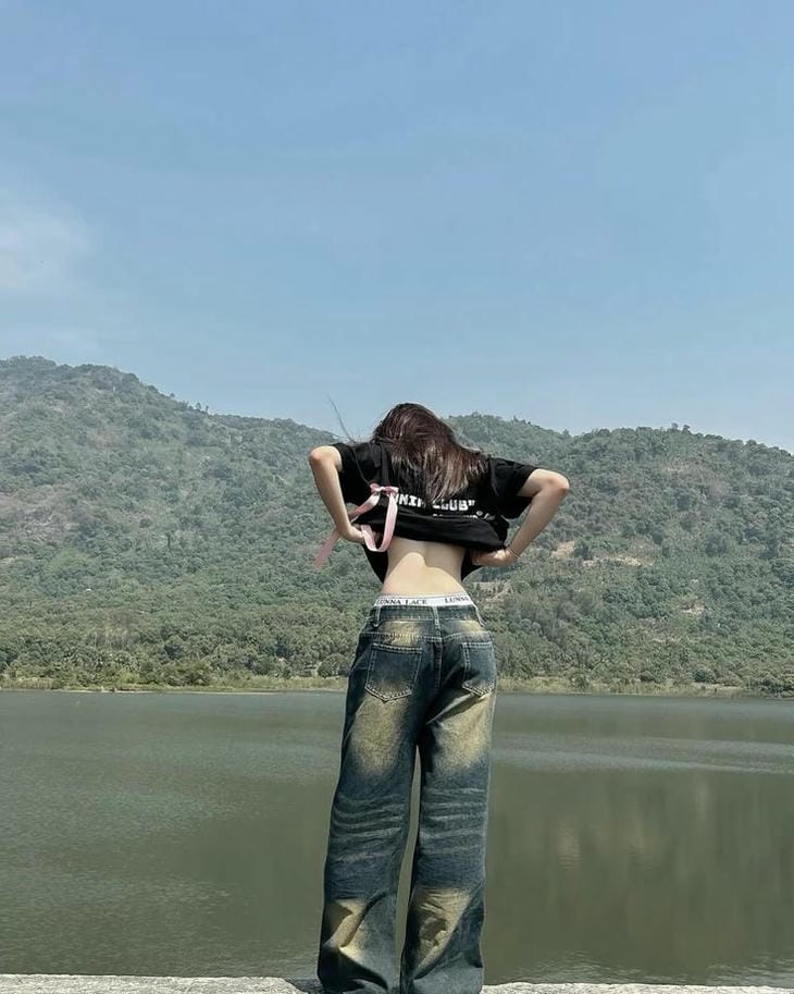gai xinh che mat co vong eo con kien