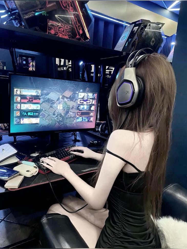 gai xinh che mat dang choi game