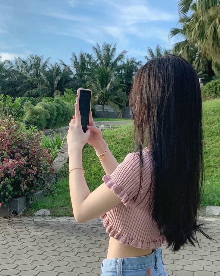gai xinh che mat dang chup anh cho ban