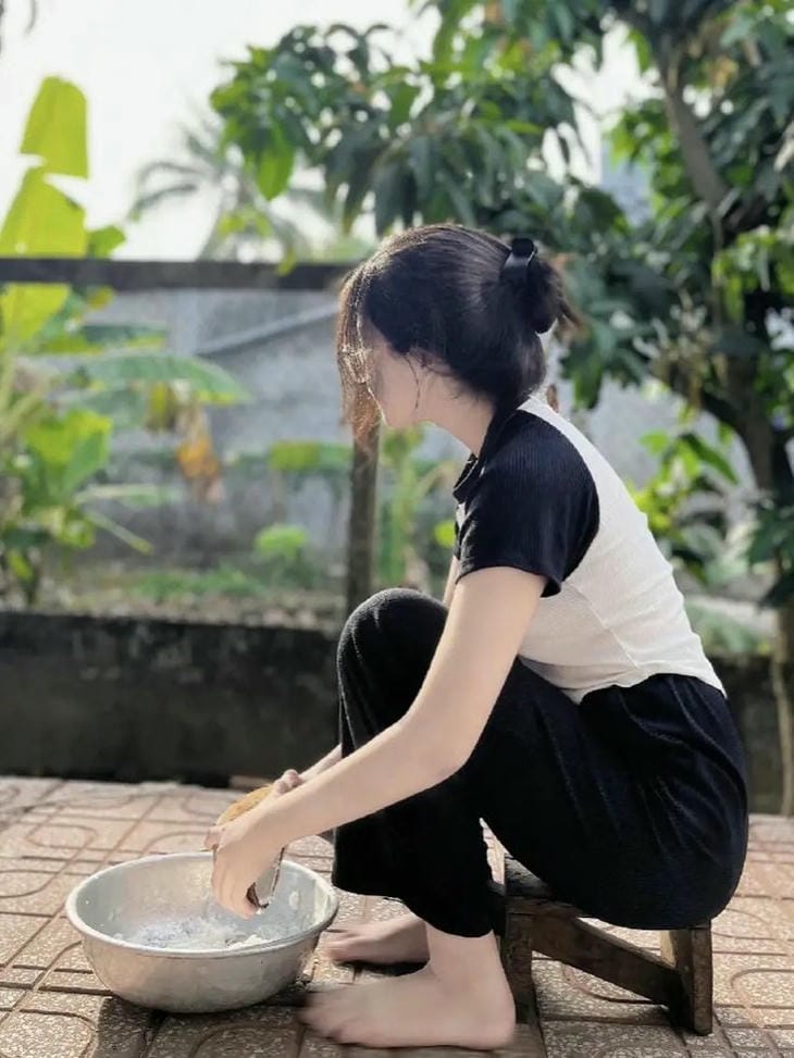 gai xinh che mat dang rua chen