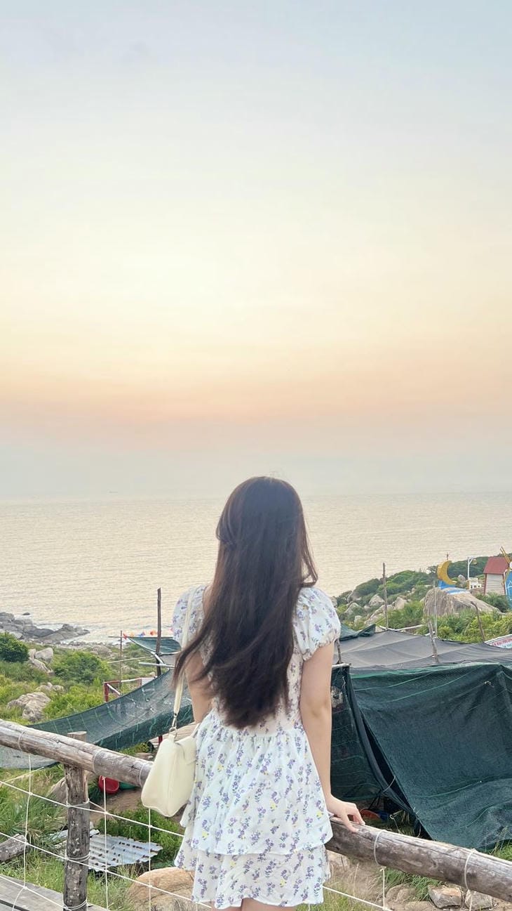 gai xinh che mat ngam binh minh