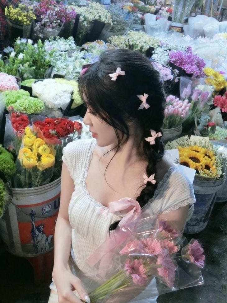 gái xinh che mặt ôm hoa quá đẹp