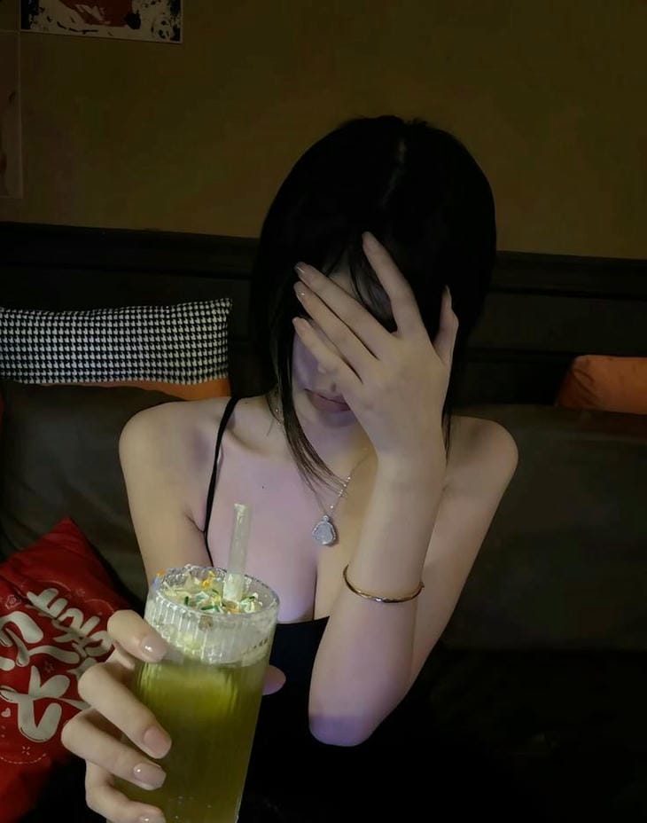 gai xinh che mat uong tra sua
