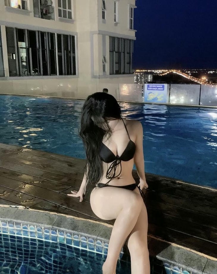 Gái xinh mặc bikini bên hồ