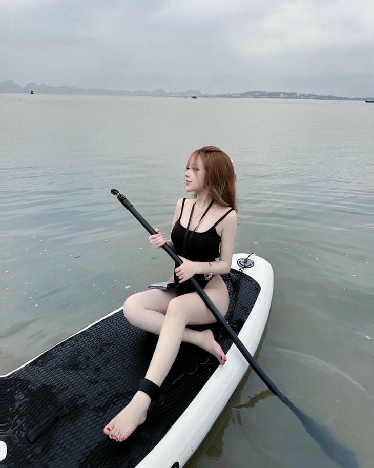 gái xinh mặc bikini chèo thuyền kayak