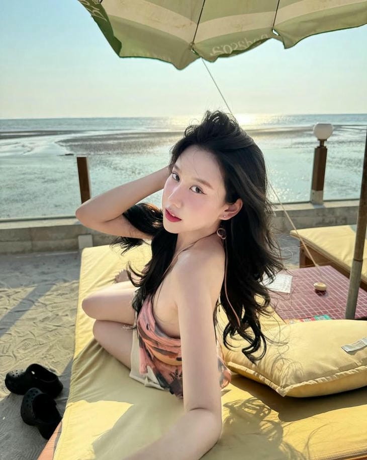 gái xinh mặc bikini có mặt baby