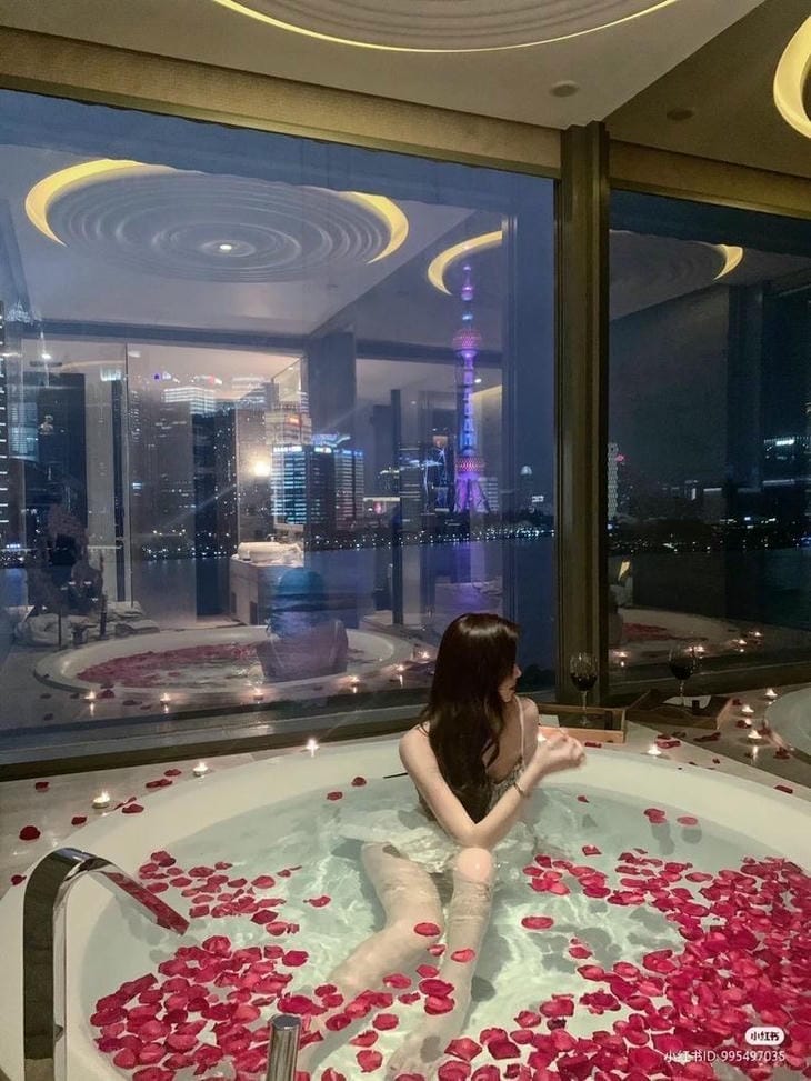 gái xinh mặc bikini đang tắm
