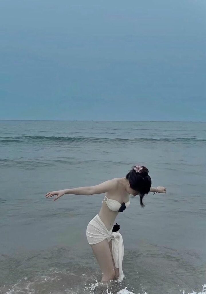 gái xinh mặc bikini dạo chơi với sóng biển