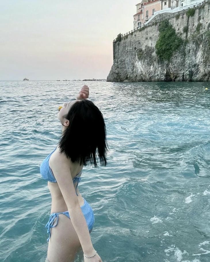 gái xinh mặc bikini màu xanh dương