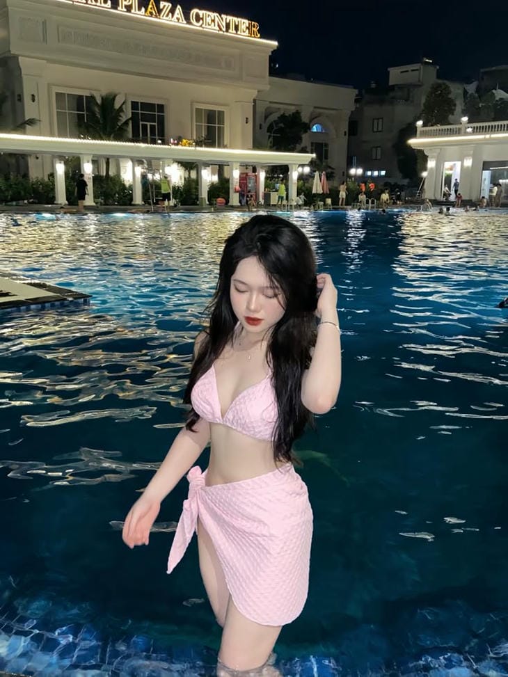 gái xinh mặc bikini nhẹ nhàng tinh tế
