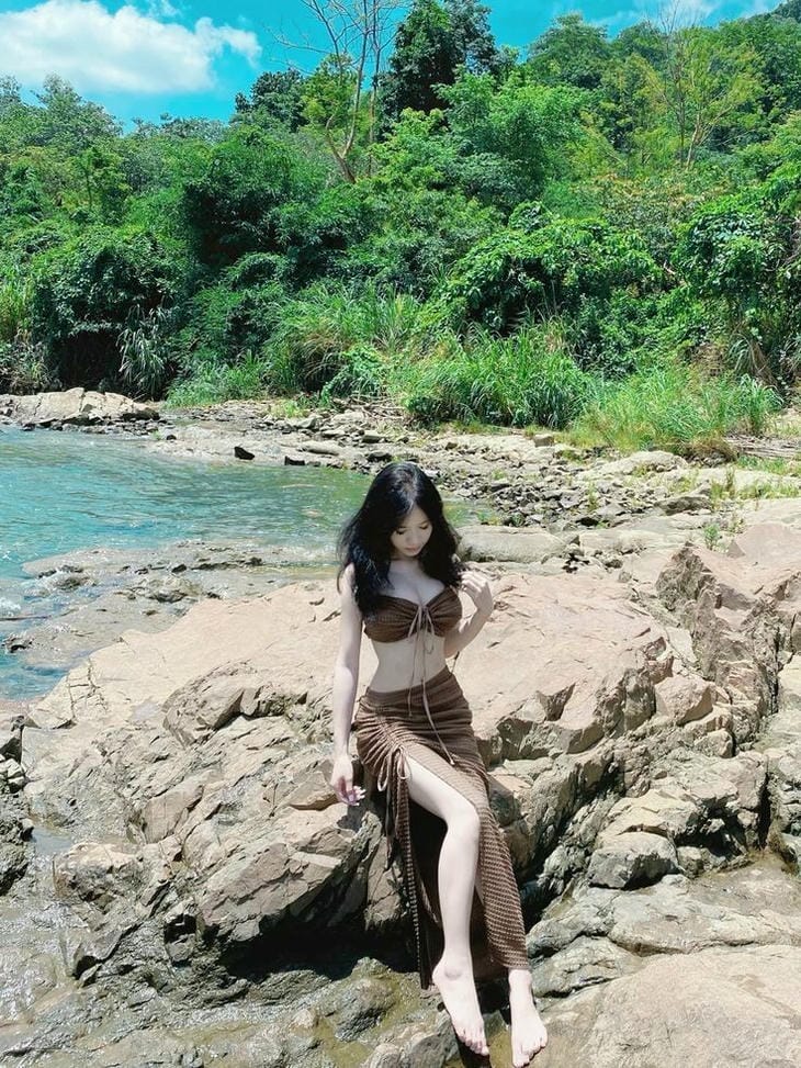 gái xinh mặc bikini tạo dáng bên đá