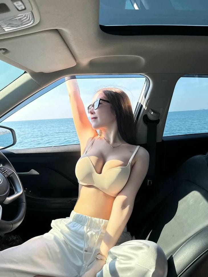 gái xinh mặc bikini trên xe ô tô