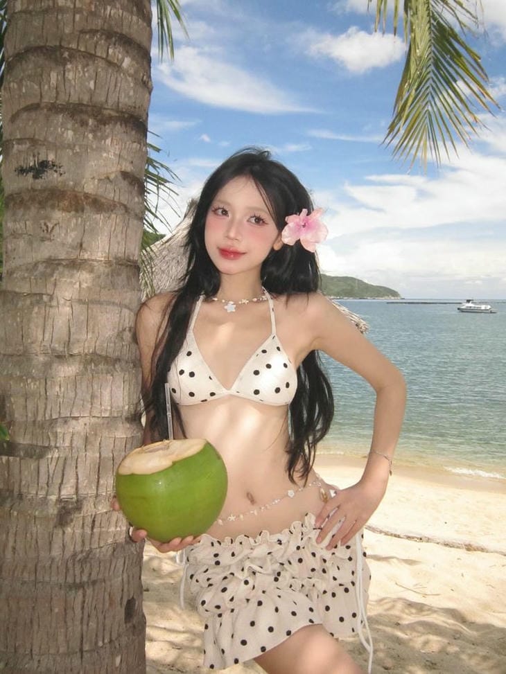 gái xinh mặc bikini uống nước dừa