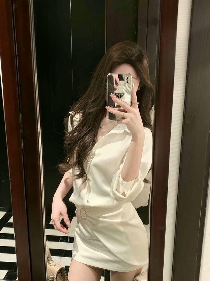 gái xinh mặc váy ngắn chụp ảnh che mặt