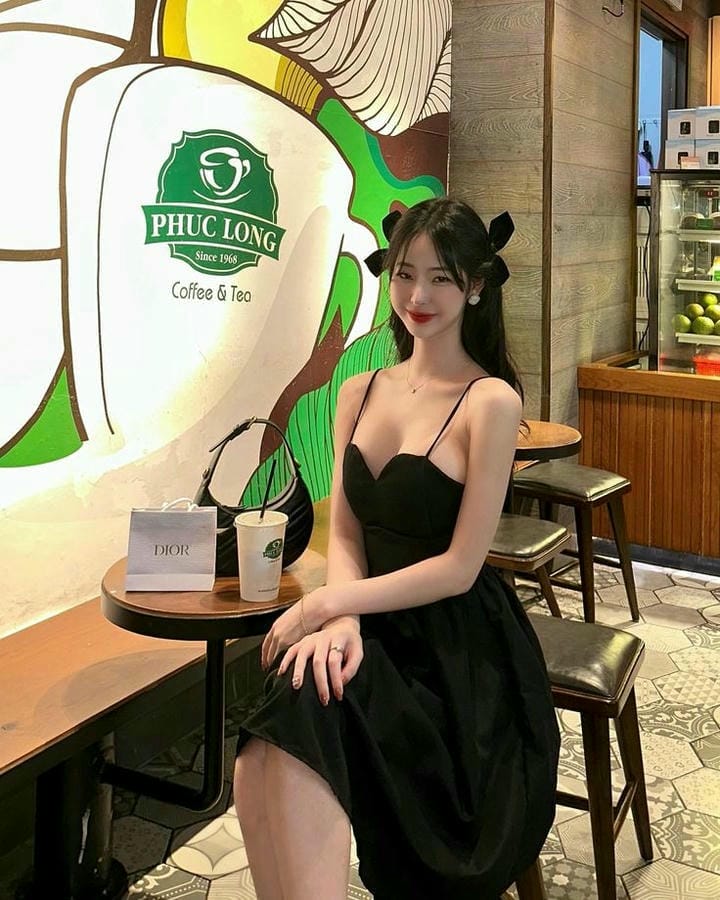 gái xinh mặc váy ngắn có vòng 1 gợi cảm