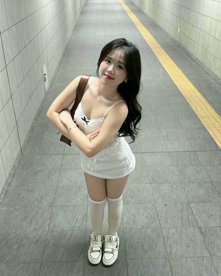 gái xinh mặc váy ngắn cute