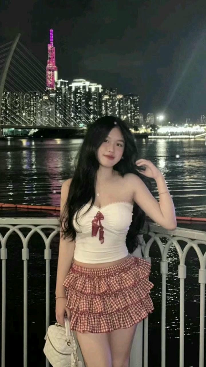 gái xinh mặc váy ngắn đáng yêu