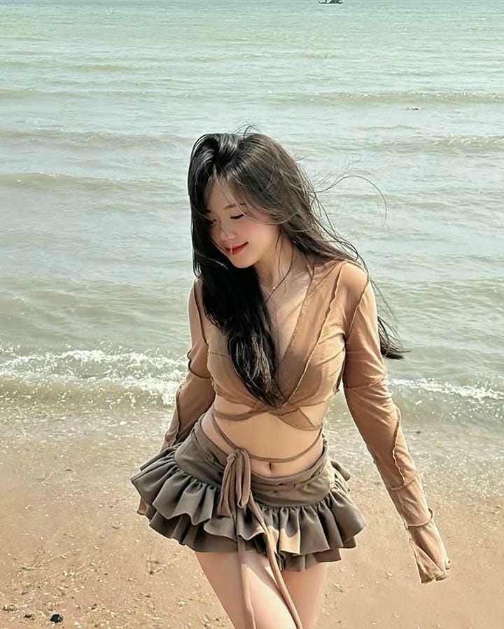 gái xinh mặc váy ngắn đi biển