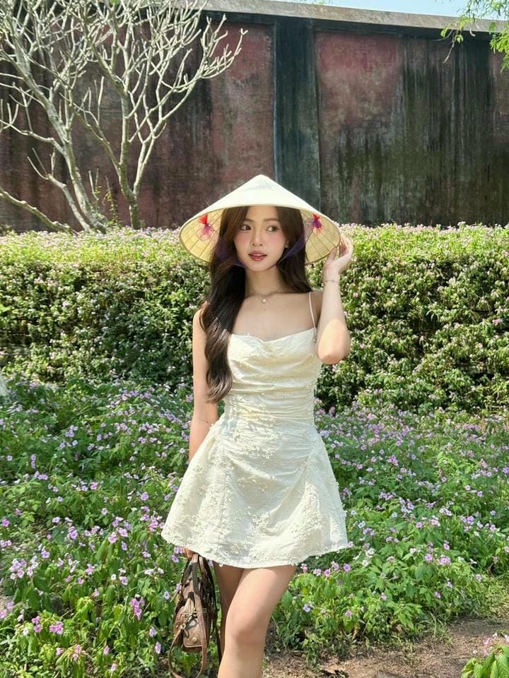 gái xinh mặc váy ngắn đội nón