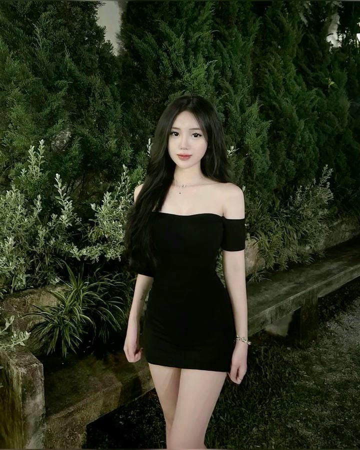 gái xinh mặc váy ngắn đơn giản mộc mạc