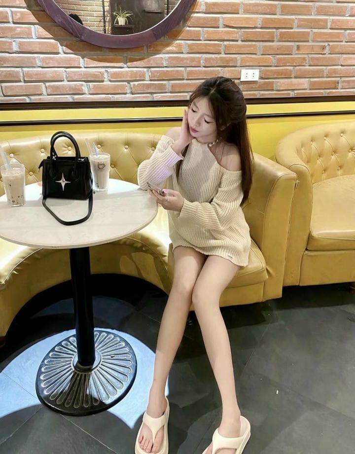 gái xinh mặc váy ngắn khoe chân dài miên man