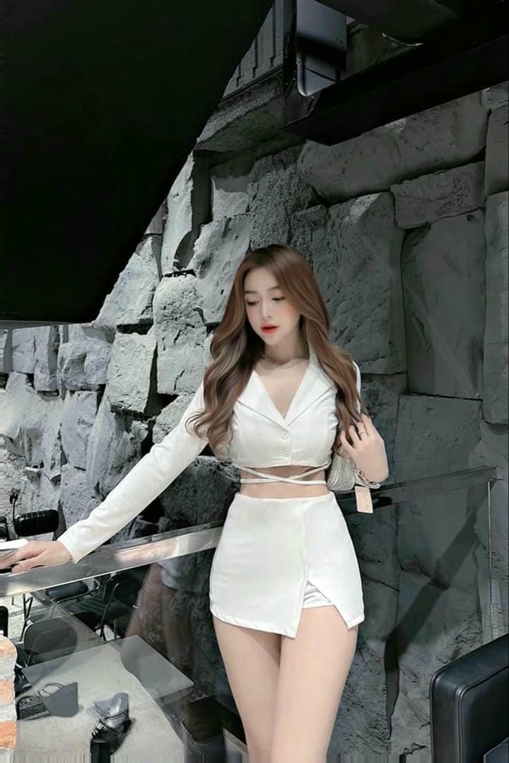 gái xinh mặc váy ngắn khoe eo thon